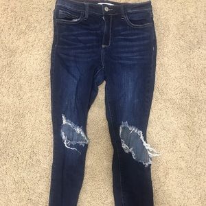 Skinny jeans with ripped knees